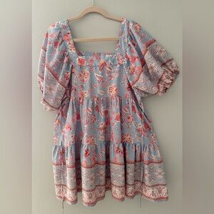 Soft dress with padded sleeves with adjustable drawstrings at the waist. Size L